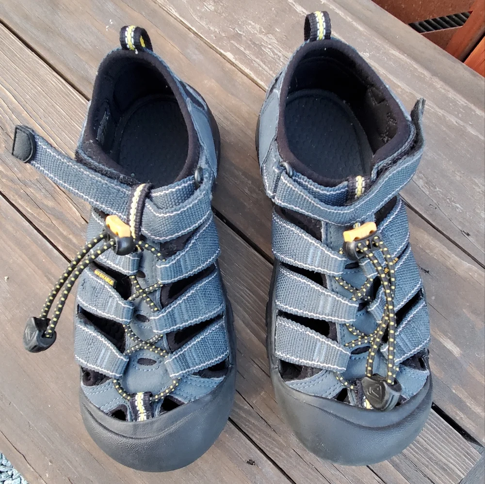 Keen Water Hiking Sandal Shoes. kids size 3. GPWC. Blue. Plenty of life left.